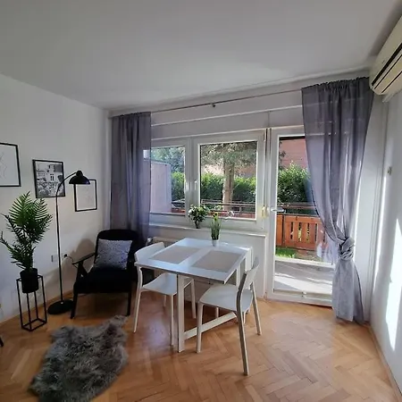 The Rowhouse - Free Parking Apartment *